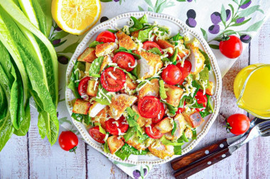 Салат с куриной грудкой и сухариками Салат с куриной грудкой и сухариками