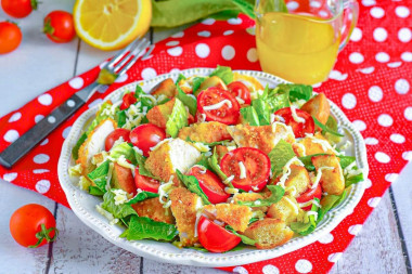 Салат с куриной грудкой и сухариками Салат с куриной грудкой и сухариками