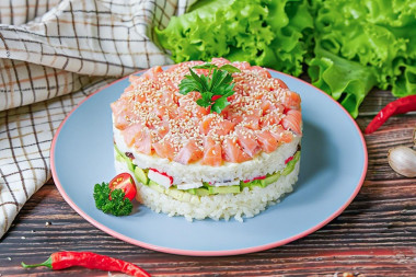 Торт суши слоями с красной рыбой Торт суши слоями с красной рыбой