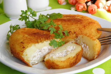 Пирожки из картошки с маринованными шампиньонами и сыром