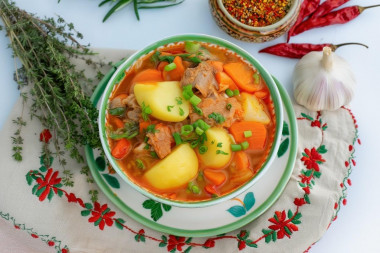 Шурпа из говядины в казане на плите Шурпа из говядины в казане на плите