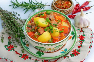 Шурпа из говядины в казане на плите Шурпа из говядины в казане на плите