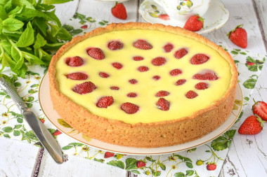 Пирог с клубникой и сметанной заливкой Пирог с клубникой и сметанной заливкой
