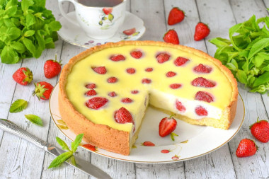 Пирог с клубникой и сметанной заливкой Пирог с клубникой и сметанной заливкой