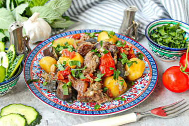 Чанахи классические в кастрюле из говядины с овощами Чанахи классические в кастрюле из говядины с овощами