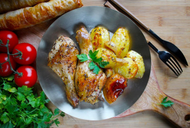 Курица с картофелем и яблоками в духовке запечённые