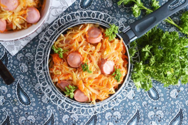 Тушеная капуста с сосисками на сковороде Тушеная капуста с сосисками на сковороде