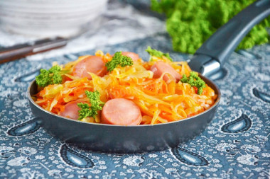 Тушеная капуста с сосисками на сковороде Тушеная капуста с сосисками на сковороде