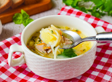 Куриный суп с плавленным сыром и вермишелью