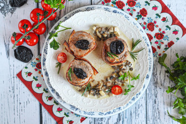 Свиная вырезка с черносливом в беконе с соусом Свиная вырезка с черносливом в беконе с соусом