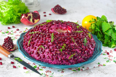 Салат Гранатовый браслет с орехами курицей и черносливом Салат Гранатовый браслет с орехами курицей и черносливом