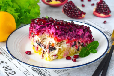 Салат Гранатовый браслет с орехами курицей и черносливом Салат Гранатовый браслет с орехами курицей и черносливом