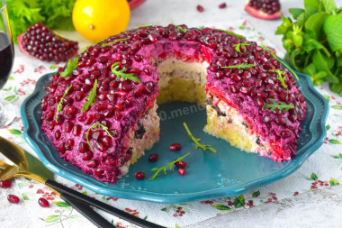 Салат Гранатовый браслет с орехами курицей и черносливом Салат Гранатовый браслет с орехами курицей и черносливом