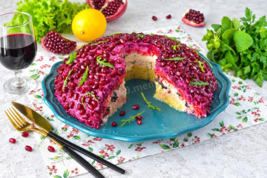 Салат Гранатовый браслет с орехами курицей и черносливом Салат Гранатовый браслет с орехами курицей и черносливом