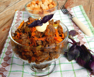 Салат с говяжьей печенью морковью и луком