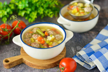 Суп из замороженных овощей с фрикадельками Суп из замороженных овощей с фрикадельками