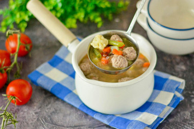 Суп из замороженных овощей с фрикадельками Суп из замороженных овощей с фрикадельками