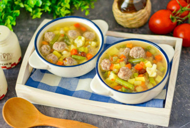 Суп из замороженных овощей с фрикадельками Суп из замороженных овощей с фрикадельками