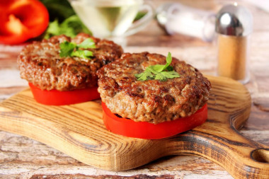 Рубленный бифштекс из фарша свинины на сковороде Рубленный бифштекс из фарша свинины на сковороде