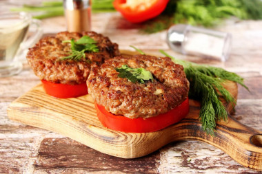 Рубленный бифштекс из фарша свинины на сковороде Рубленный бифштекс из фарша свинины на сковороде