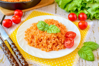Рис с томатной пастой на сковороде
