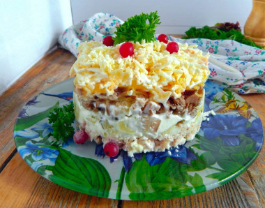 Слоеный салат с солеными грибами сыром и курицей Слоеный салат с солеными грибами сыром и курицей