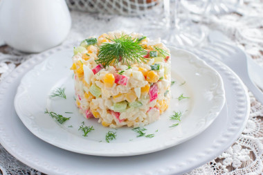 Салат крабовый классический с кукурузой и рисом