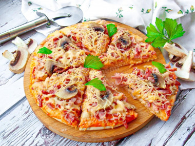 Пицца с колбасой грибами и сыром