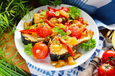 Рыба с овощами на сковороде