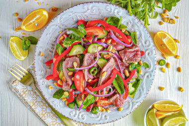 Теплый тайский салат с говядиной и болгарским перцем Теплый тайский салат с говядиной и болгарским перцем