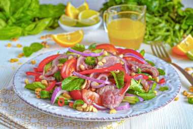 Теплый тайский салат с говядиной и болгарским перцем Теплый тайский салат с говядиной и болгарским перцем