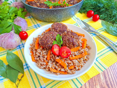 Гречка с котлетами на сковороде Гречка с котлетами на сковороде