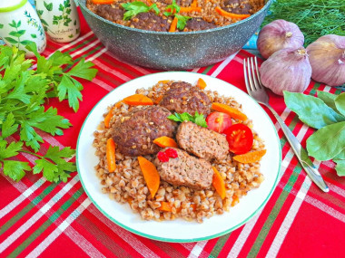 Гречка с котлетами на сковороде Гречка с котлетами на сковороде