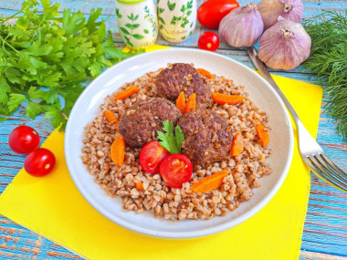 Гречка с котлетами на сковороде Гречка с котлетами на сковороде