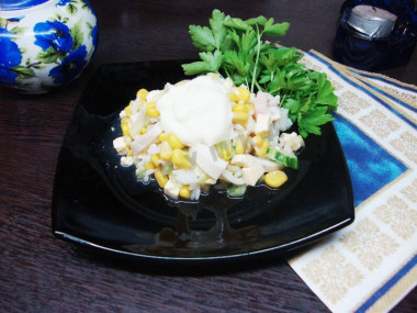 Салат с кальмарами, кукурузой и рисом Салат с кальмарами, кукурузой и рисом