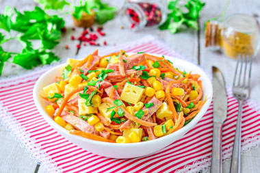 Салат корейская морковь кукуруза колбаса копченая Салат корейская морковь кукуруза колбаса копченая