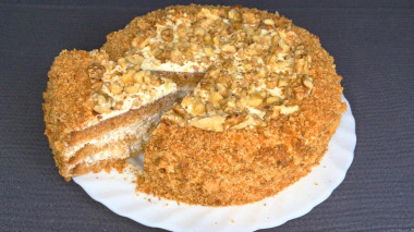 Медовый бисквитный торт с грецкими орехами