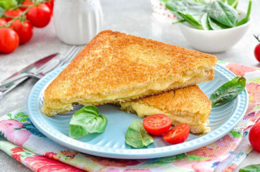 Сэндвич с сыром на сковороде Сэндвич с сыром на сковороде