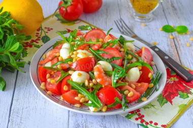 Салат с рукколой кедровыми орешками и креветками Салат с рукколой кедровыми орешками и креветками