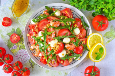 Салат с рукколой кедровыми орешками и креветками Салат с рукколой кедровыми орешками и креветками