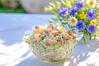 Салат оливье с солеными огурцами и колбасой классический Салат оливье с солеными огурцами и колбасой классический