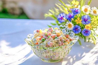 Салат оливье с солеными огурцами и колбасой классический Салат оливье с солеными огурцами и колбасой классический