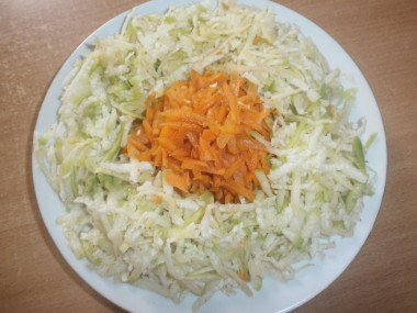 Салат из зеленой редьки с морковкой и смесью перцев