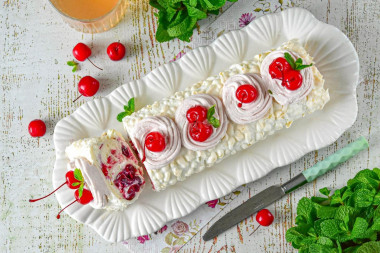 Меренговый рулет с вишней Меренговый рулет с вишней
