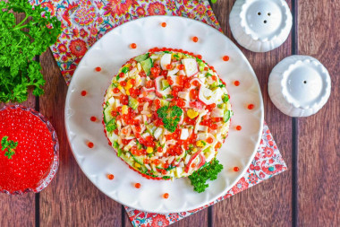 Салат с крабовыми палочками и красной икрой Салат с крабовыми палочками и красной икрой