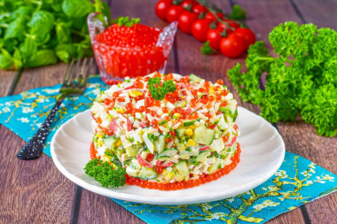 Салат с крабовыми палочками и красной икрой Салат с крабовыми палочками и красной икрой