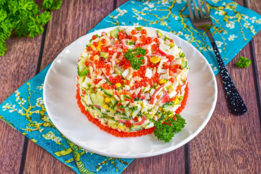 Салат с крабовыми палочками и красной икрой Салат с крабовыми палочками и красной икрой