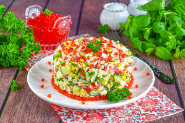 Салат с крабовыми палочками и красной икрой Салат с крабовыми палочками и красной икрой