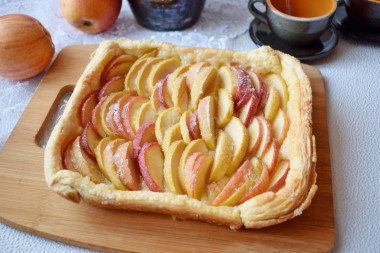 Сочный яблочный пирог из готового слоеного теста без дрожжей