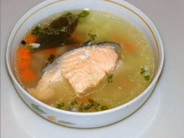 Уха из лосося с картошкой, морковью, луком и зеленью Уха из лосося с картошкой, морковью, луком и зеленью